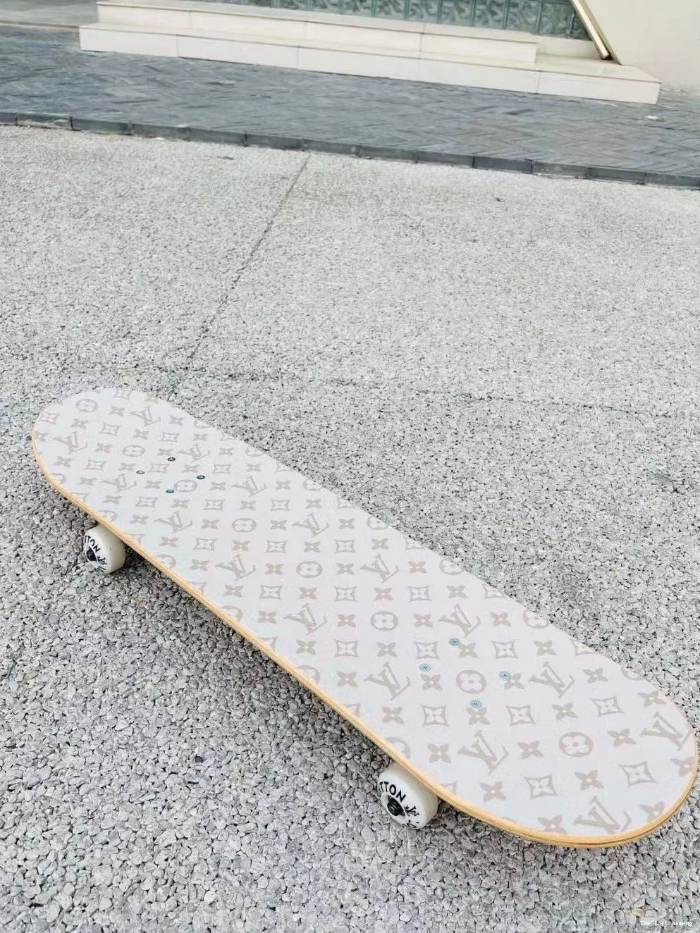 CUSTOM LV SKATEBOARD 0815